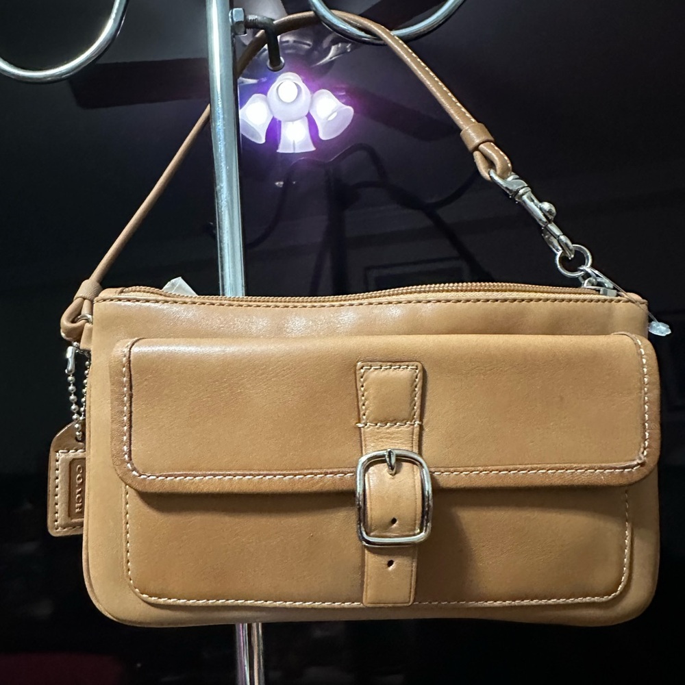 Vintage Coach Tan Leather wristlet .